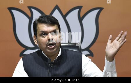 Neu-Delhi, Indien. 20th Januar 2022. NEU-DELHI, INDIEN - 20. JANUAR: Der ehemalige Chief Minister von Maharashtra und BJP-Wahlen, verantwortlich für Goa Devendra Fadnavis, BJP-Generalsekretär Arun Singh, kündigte am 20. Januar 2022 in Neu-Delhi, Indien, die erste Liste der Kandidaten für die Wahl der Goa-Versammlung im BJP-Hauptquartier an und veröffentlichte sie. (Foto: Sonu Mehta/Hindustan Times/Sipa USA) Quelle: SIPA USA/Alamy Live News Stockfoto