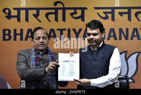 Neu-Delhi, Indien. 20th Januar 2022. NEU-DELHI, INDIEN - 20. JANUAR: Der ehemalige Chief Minister von Maharashtra und BJP-Wahlen, verantwortlich für Goa Devendra Fadnavis, BJP-Generalsekretär Arun Singh, kündigte am 20. Januar 2022 in Neu-Delhi, Indien, die erste Liste der Kandidaten für die Wahl der Goa-Versammlung im BJP-Hauptquartier an und veröffentlichte sie. (Foto: Sonu Mehta/Hindustan Times/Sipa USA) Quelle: SIPA USA/Alamy Live News Stockfoto