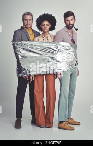 Alles verpackt und bereit zum Backen. Drei Hippies in Zinnfolie eingewickelt. Stockfoto