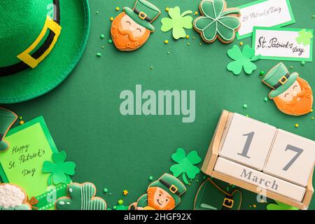 Rahmen aus leckeren Lebkuchengebäck für St. Patrick's Day Feier auf grünem Hintergrund Stockfoto