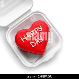 Lunchbox aus Kunststoff mit leckerem Bento-Kuchen auf weißem Hintergrund Stockfoto