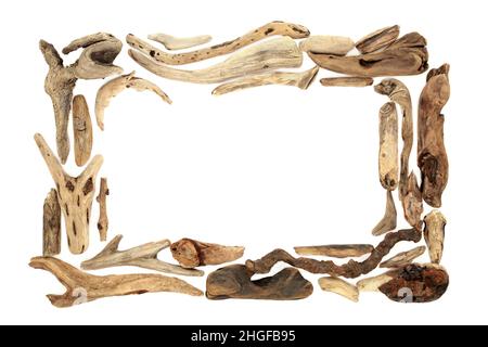 Driftwood rustikal abstrakt natürlichen Hintergrund Bordüre Komposition auf weiß. Rechteckiges Rahmenelement, flach liegend, Draufsicht. Speicherplatz kopieren. Stockfoto