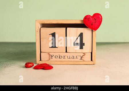 Kalender mit Datum des Valentinstag auf dem Tisch Stockfoto