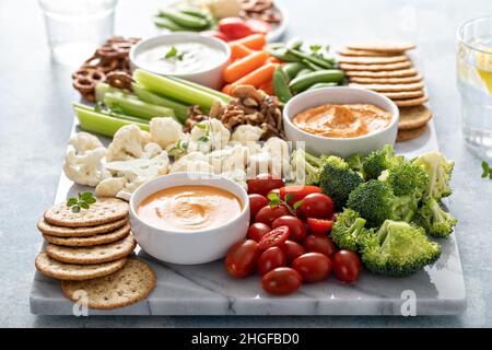 Pflanzenbasierte Snack-Tafel mit Gemüse und Crackern Stockfoto