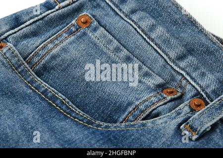 Nahaufnahme der Details der neuen LEVI'S 501 Jeans. Naht und Denim-Textur. Klassisches Jeans-Modell. LEVI'S ist ein Markenname von Levi Strauss and Co, Stockfoto