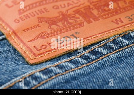 Nahaufnahme der Details der neuen LEVI'S 501 Jeans. Naht und Denim-Textur. Klassisches Jeans-Modell. LEVI'S ist ein Markenname von Levi Strauss and Co, Stockfoto