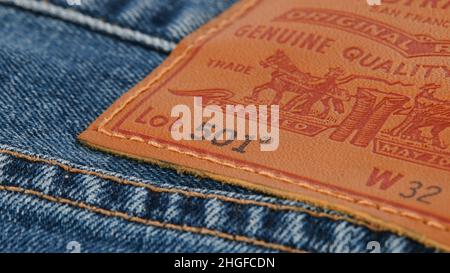 Nahaufnahme der Details der neuen LEVI'S 501 Jeans. Naht und Denim-Textur. Klassisches Jeans-Modell. LEVI'S ist ein Markenname von Levi Strauss and Co, Stockfoto