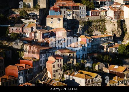 Blick auf einen der historischen Stadtteile von Porto, Portugal. Stockfoto