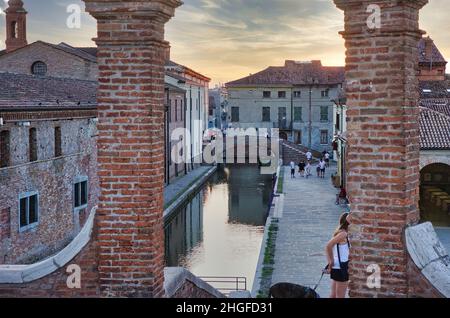 Kanal bei Sonnenuntergang von der Brücke von St. Peter, Comacchio, Italien, Ferrara gesehen Stockfoto