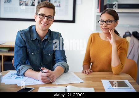 Sie haben eine „Can-Do“-Einstellung. Portrait von zwei Kollegen, die an einem kreativen Projekt zusammenarbeiten. Stockfoto