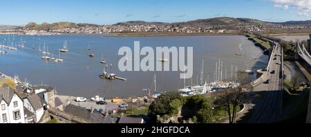 Panoramablick vom Conwy Castle eine beeindruckend erhaltene Mündungsfestung aus dem 13th. Jahrhundert mit szenischem Blick auf den Hafen von North Wales Stockfoto