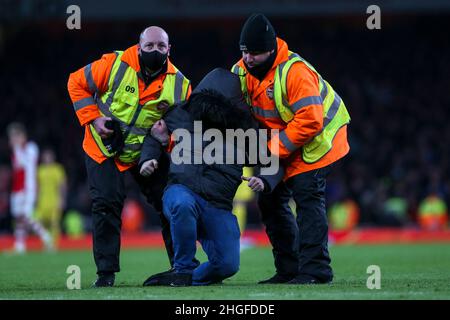 LONDON, GROSSBRITANNIEN. JAN 20th Während des Carabao Cup-Spiels zwischen Arsenal und Liverpool im Emirates Stadium, London, am Donnerstag, dem 20th. Januar 2022, Steigt Ein Eindringling in das Spielfeld ein. (Kredit: Tom West | MI News) Kredit: MI Nachrichten & Sport /Alamy Live News Stockfoto