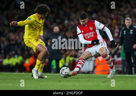 LONDON, GROSSBRITANNIEN. JAN 20th Gabriel Martinelli von Arsenal tritt am Donnerstag, dem 20th. Januar 2022, im Emirates Stadium in London gegen Trent Alexander-Arnold von Liverpool während des Carabao Cup-Spiels zwischen Arsenal und Liverpool an. (Kredit: Tom West | MI News) Kredit: MI Nachrichten & Sport /Alamy Live News Stockfoto