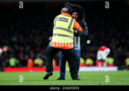 LONDON, GROSSBRITANNIEN. JAN 20th Während des Carabao Cup-Spiels zwischen Arsenal und Liverpool im Emirates Stadium, London, am Donnerstag, dem 20th. Januar 2022, Steigt Ein Eindringling in das Spielfeld ein. (Kredit: Tom West | MI News) Kredit: MI Nachrichten & Sport /Alamy Live News Stockfoto