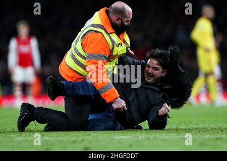 LONDON, GROSSBRITANNIEN. JAN 20th Während des Carabao Cup-Spiels zwischen Arsenal und Liverpool im Emirates Stadium, London, am Donnerstag, dem 20th. Januar 2022, Steigt Ein Eindringling in das Spielfeld ein. (Kredit: Tom West | MI News) Kredit: MI Nachrichten & Sport /Alamy Live News Stockfoto