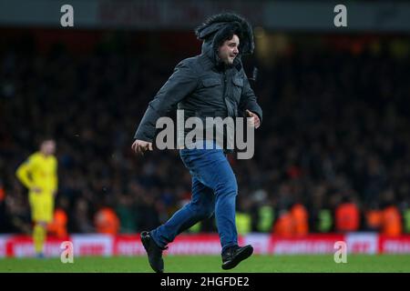 LONDON, GROSSBRITANNIEN. JAN 20th Während des Carabao Cup-Spiels zwischen Arsenal und Liverpool im Emirates Stadium, London, am Donnerstag, dem 20th. Januar 2022, Steigt Ein Eindringling in das Spielfeld ein. (Kredit: Tom West | MI News) Kredit: MI Nachrichten & Sport /Alamy Live News Stockfoto