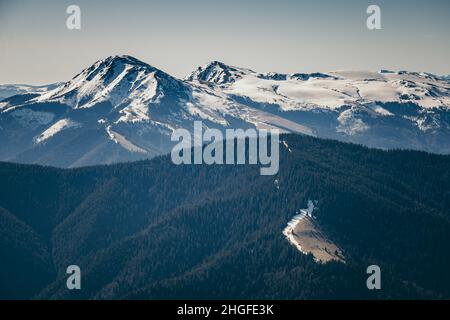 Berge, Nadelwald im Schnee, Frühling, Winter Stockfoto