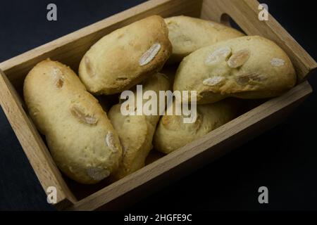 Nahaufnahme einer Holzkiste mit bekannten Mandelbonbons namens Rosegones, frisch zu Hause gebacken Stockfoto