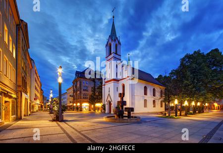 Cottbus, Brandenburg, Deutschland eine wunderschöne neugotische Schlosskirche bei Nacht Stockfoto