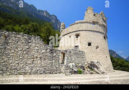 Italien, Riva del Garda Ruinen der Burg auf dem Hügel Stockfoto