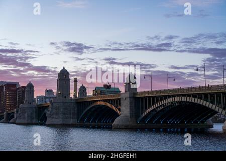 Blick auf die historische Longfellow Bridge über den Charles River, die Bostons Beacon Hill mit Cambridge, Massachusetts verbindet Stockfoto