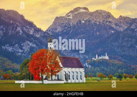 Deutschland, Bayern - Kirche St. Coloman, Schloss Neuschwanstein im Hintergrund Stockfoto