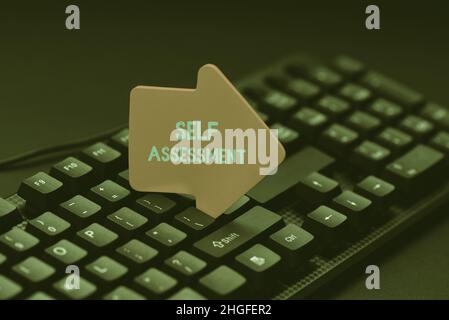 Schreiben Text anzeigen Selbsteinschätzung, Wort geschrieben über die Bewertung von sich selbst oder von einem s ist Handlungen und Einstellungen Fixin G Coding String Arrangement, Ty Stockfoto