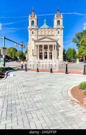 Die Kathedrale des Heiligen Herzens befindet sich in einem ganzen dreieckigen Block mit Blick auf den Monroe Park. Stockfoto