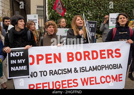 Demonstranten vor der griechischen Botschaft in London fordern Griechenland und die EU auf, die Grenzen zu öffnen und den Flüchtlingen, die hauptsächlich aus der Türkei in unsicheren Booten unterwegs sind, humanitäre Hilfe zu leisten. Es wurden Videos veröffentlicht, in denen griechische Küstenwache-Offiziere die Flüchtlingsboote zurückschieben, mit hoher Geschwindigkeit nahe vorbeifahren und neben einem Flüchtlingsschmugdelei ins Meer schießen. Die Türkei hatte ihre Grenzen zu Griechenland geöffnet, um die Überführung von Flüchtlingen nach Europa zu unterstützen. Wieder einmal litten Flüchtlinge, dieser Prozess findet immer noch fast 2 Jahre später an der EU-Grenze statt. Kredit: Stephen Bell/Alamy Stockfoto