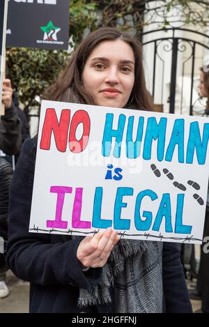 Demonstranten vor der griechischen Botschaft in London fordern Griechenland und die EU auf, die Grenzen zu öffnen und den Flüchtlingen, die hauptsächlich aus der Türkei in unsicheren Booten unterwegs sind, humanitäre Hilfe zu leisten. Es wurden Videos veröffentlicht, in denen griechische Küstenwache-Offiziere die Flüchtlingsboote zurückschieben, mit hoher Geschwindigkeit nahe vorbeifahren und neben einem Flüchtlingsschmugdelei ins Meer schießen. Die Türkei hatte ihre Grenzen zu Griechenland geöffnet, um die Überführung von Flüchtlingen nach Europa zu unterstützen. Wieder einmal litten Flüchtlinge, dieser Prozess findet immer noch fast 2 Jahre später an der EU-Grenze statt. Kredit: Stephen Bell/Alamy Stockfoto