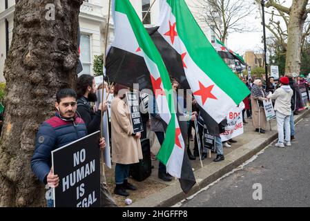 Demonstranten vor der griechischen Botschaft in London fordern Griechenland und die EU auf, die Grenzen zu öffnen und den Flüchtlingen, die hauptsächlich aus der Türkei in unsicheren Booten unterwegs sind, humanitäre Hilfe zu leisten. Es wurden Videos veröffentlicht, in denen griechische Küstenwache-Offiziere die Flüchtlingsboote zurückschieben, mit hoher Geschwindigkeit nahe vorbeifahren und neben einem Flüchtlingsschmugdelei ins Meer schießen. Die Türkei hatte ihre Grenzen zu Griechenland geöffnet, um die Überführung von Flüchtlingen nach Europa zu unterstützen. Wieder einmal litten Flüchtlinge, dieser Prozess findet immer noch fast 2 Jahre später an der EU-Grenze statt. Kredit: Stephen Bell/Alamy Stockfoto