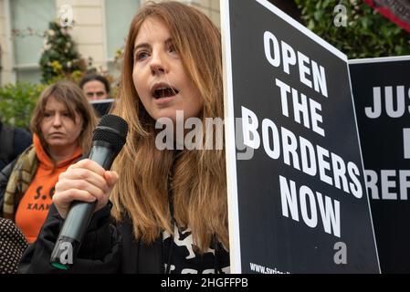 Demonstranten vor der griechischen Botschaft in London fordern Griechenland und die EU auf, die Grenzen zu öffnen und den Flüchtlingen, die hauptsächlich aus der Türkei in unsicheren Booten unterwegs sind, humanitäre Hilfe zu leisten. Es wurden Videos veröffentlicht, in denen griechische Küstenwache-Offiziere die Flüchtlingsboote zurückschieben, mit hoher Geschwindigkeit nahe vorbeifahren und neben einem Flüchtlingsschmugdelei ins Meer schießen. Die Türkei hatte ihre Grenzen zu Griechenland geöffnet, um die Überführung von Flüchtlingen nach Europa zu unterstützen. Wieder einmal litten Flüchtlinge, dieser Prozess findet immer noch fast 2 Jahre später an der EU-Grenze statt. Kredit: Stephen Bell/Alamy Stockfoto