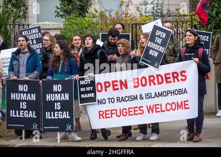 Demonstranten vor der griechischen Botschaft in London fordern Griechenland und die EU auf, die Grenzen zu öffnen und den Flüchtlingen, die hauptsächlich aus der Türkei in unsicheren Booten unterwegs sind, humanitäre Hilfe zu leisten. Es wurden Videos veröffentlicht, in denen griechische Küstenwache-Offiziere die Flüchtlingsboote zurückschieben, mit hoher Geschwindigkeit nahe vorbeifahren und neben einem Flüchtlingsschmugdelei ins Meer schießen. Die Türkei hatte ihre Grenzen zu Griechenland geöffnet, um die Überführung von Flüchtlingen nach Europa zu unterstützen. Wieder einmal litten Flüchtlinge, dieser Prozess findet immer noch fast 2 Jahre später an der EU-Grenze statt. Kredit: Stephen Bell/Alamy Stockfoto