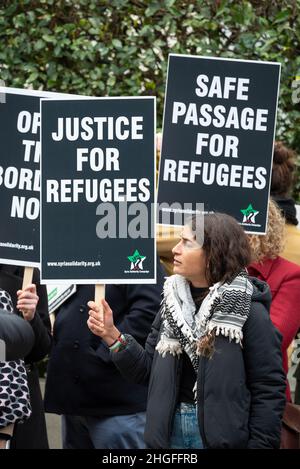 Demonstranten vor der griechischen Botschaft in London fordern Griechenland und die EU auf, die Grenzen zu öffnen und den Flüchtlingen, die hauptsächlich aus der Türkei in unsicheren Booten unterwegs sind, humanitäre Hilfe zu leisten. Es wurden Videos veröffentlicht, in denen griechische Küstenwache-Offiziere die Flüchtlingsboote zurückschieben, mit hoher Geschwindigkeit nahe vorbeifahren und neben einem Flüchtlingsschmugdelei ins Meer schießen. Die Türkei hatte ihre Grenzen zu Griechenland geöffnet, um die Überführung von Flüchtlingen nach Europa zu unterstützen. Wieder einmal litten Flüchtlinge, dieser Prozess findet immer noch fast 2 Jahre später an der EU-Grenze statt. Kredit: Stephen Bell/Alamy Stockfoto