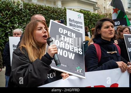 Demonstranten vor der griechischen Botschaft in London fordern Griechenland und die EU auf, die Grenzen zu öffnen und den Flüchtlingen, die hauptsächlich aus der Türkei in unsicheren Booten unterwegs sind, humanitäre Hilfe zu leisten. Es wurden Videos veröffentlicht, in denen griechische Küstenwache-Offiziere die Flüchtlingsboote zurückschieben, mit hoher Geschwindigkeit nahe vorbeifahren und neben einem Flüchtlingsschmugdelei ins Meer schießen. Die Türkei hatte ihre Grenzen zu Griechenland geöffnet, um die Überführung von Flüchtlingen nach Europa zu unterstützen. Wieder einmal litten Flüchtlinge, dieser Prozess findet immer noch fast 2 Jahre später an der EU-Grenze statt. Kredit: Stephen Bell/Alamy Stockfoto