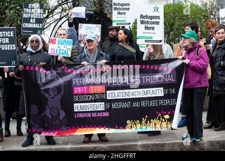 Demonstranten vor der griechischen Botschaft in London fordern Griechenland und die EU auf, die Grenzen zu öffnen und den Flüchtlingen, die hauptsächlich aus der Türkei in unsicheren Booten unterwegs sind, humanitäre Hilfe zu leisten. Es wurden Videos veröffentlicht, in denen griechische Küstenwache-Offiziere die Flüchtlingsboote zurückschieben, mit hoher Geschwindigkeit nahe vorbeifahren und neben einem Flüchtlingsschmugdelei ins Meer schießen. Die Türkei hatte ihre Grenzen zu Griechenland geöffnet, um die Überführung von Flüchtlingen nach Europa zu unterstützen. Wieder einmal litten Flüchtlinge, dieser Prozess findet immer noch fast 2 Jahre später an der EU-Grenze statt. Kredit: Stephen Bell/Alamy Stockfoto