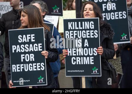 Demonstranten vor der griechischen Botschaft in London fordern Griechenland und die EU auf, die Grenzen zu öffnen und den Flüchtlingen, die hauptsächlich aus der Türkei in unsicheren Booten unterwegs sind, humanitäre Hilfe zu leisten. Es wurden Videos veröffentlicht, in denen griechische Küstenwache-Offiziere die Flüchtlingsboote zurückschieben, mit hoher Geschwindigkeit nahe vorbeifahren und neben einem Flüchtlingsschmugdelei ins Meer schießen. Die Türkei hatte ihre Grenzen zu Griechenland geöffnet, um die Überführung von Flüchtlingen nach Europa zu unterstützen. Wieder einmal litten Flüchtlinge, dieser Prozess findet immer noch fast 2 Jahre später an der EU-Grenze statt. Kredit: Stephen Bell/Alamy Stockfoto