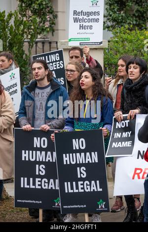 Demonstranten vor der griechischen Botschaft in London fordern Griechenland und die EU auf, die Grenzen zu öffnen und den Flüchtlingen, die hauptsächlich aus der Türkei in unsicheren Booten unterwegs sind, humanitäre Hilfe zu leisten. Es wurden Videos veröffentlicht, in denen griechische Küstenwache-Offiziere die Flüchtlingsboote zurückschieben, mit hoher Geschwindigkeit nahe vorbeifahren und neben einem Flüchtlingsschmugdelei ins Meer schießen. Die Türkei hatte ihre Grenzen zu Griechenland geöffnet, um die Überführung von Flüchtlingen nach Europa zu unterstützen. Wieder einmal litten Flüchtlinge, dieser Prozess findet immer noch fast 2 Jahre später an der EU-Grenze statt. Kredit: Stephen Bell/Alamy Stockfoto