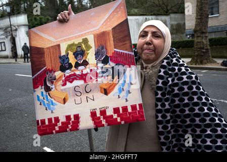 Demonstranten vor der griechischen Botschaft in London fordern Griechenland und die EU auf, die Grenzen zu öffnen und den Flüchtlingen, die hauptsächlich aus der Türkei in unsicheren Booten unterwegs sind, humanitäre Hilfe zu leisten. Es wurden Videos veröffentlicht, in denen griechische Küstenwache-Offiziere die Flüchtlingsboote zurückschieben, mit hoher Geschwindigkeit nahe vorbeifahren und neben einem Flüchtlingsschmugdelei ins Meer schießen. Auf dem Foto des Protestes der in London lebende syrische Künstler und Aktivist Esam Hamzeh, der Anfang 2021 traurigerweise an Covid-19 starb. Kredit: Stephen Bell/Alamy Stockfoto