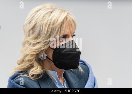 Paramus, USA. 20th Januar 2022. First Lady Dr. Jill Biden besucht am 20. Januar 2022 das Bergen Community College in Paramus, NJ, zusammen mit dem Erziehungsminister Miguel Cardona. Dr. Biden wurde vom Gouverneur von New Jersey Phil Murphy und seiner Frau Tammy Murphy begleitet. Sowohl Dr. Biden als auch Sekretärin Cardona äußerten sich in ihren Ausführungen zu neuen Maßnahmen zur Verwendung der über den American Rescue Plan zur Verfügung stehenden Bundesmittel zur Pandemiehilfe, um die Grundbedürfnisse von Studenten an Hochschulen und Universitäten zu unterstützen. (Foto von Lev Radin/Sipa USA) Quelle: SIPA USA/Alamy Live News Stockfoto