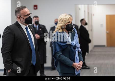 Paramus, USA. 20th Januar 2022. First Lady Dr. Jill Biden besucht am 20. Januar 2022 das Bergen Community College in Paramus, NJ, zusammen mit dem Erziehungsminister Miguel Cardona. Dr. Biden wurde vom Gouverneur von New Jersey Phil Murphy und seiner Frau Tammy Murphy begleitet. Sowohl Dr. Biden als auch Sekretärin Cardona äußerten sich in ihren Ausführungen zu neuen Maßnahmen zur Verwendung der über den American Rescue Plan zur Verfügung stehenden Bundesmittel zur Pandemiehilfe, um die Grundbedürfnisse von Studenten an Hochschulen und Universitäten zu unterstützen. (Foto von Lev Radin/Sipa USA) Quelle: SIPA USA/Alamy Live News Stockfoto