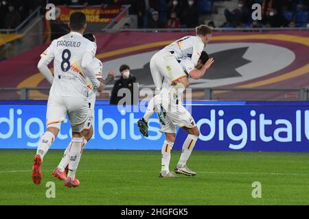 Stadio Olimpico, Rom, Italien. 20th Januar 2022. Italienischer Pokalfußball, Roma gegen Lecce; die Spieler von Lecce feiern, nachdem sie in der 14th-minütigen Spielzeit ihr Tor für 1-1 erzielt haben.Credit: Action Plus Sports/Alamy Live News Stockfoto