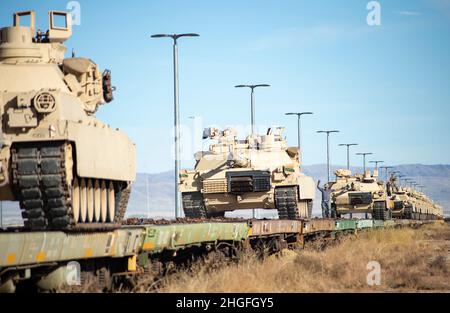 Soldaten des Kampfteams der Kavalleriebrigade 116th laden im Oktober mehr als 400 Militärfahrzeuge und Ausrüstung für den Schienenverkehr zu ein- und Vormobilisierungsorten aus dem Orchard Combat Training Center der Idaho Army National Guard. Die Triebkopfoperationen unterstützten den Start der CBCT 116th für den Einsatz nach Westasien für die Operation Spartan Shield im November. Mehr als 250 Bürgersoldaten der Nationalgarde der Idaho-Armee verließen Boise am 5. November 2020 zu einem 45-tägigen Training vor der Mobilisierung, bevor es nach Südwestasien ging. Stockfoto