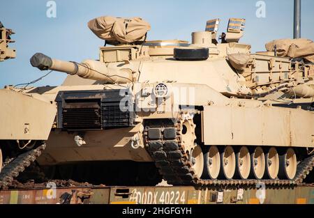 Soldaten des Kampfteams der Kavalleriebrigade 116th laden im Oktober mehr als 400 Militärfahrzeuge und Ausrüstung für den Schienenverkehr zu ein- und Vormobilisierungsorten aus dem Orchard Combat Training Center der Idaho Army National Guard. Die Triebkopfoperationen unterstützten den Start der CBCT 116th für den Einsatz nach Westasien für die Operation Spartan Shield im November. Mehr als 250 Bürgersoldaten der Nationalgarde der Idaho-Armee verließen Boise am 5. November 2020 zu einem 45-tägigen Training vor der Mobilisierung, bevor es nach Südwestasien ging. Stockfoto
