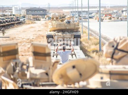 Soldaten des Kampfteams der Kavalleriebrigade 116th laden im Oktober mehr als 400 Militärfahrzeuge und Ausrüstung für den Schienenverkehr zu ein- und Vormobilisierungsorten aus dem Orchard Combat Training Center der Idaho Army National Guard. Die Triebkopfoperationen unterstützten den Start der CBCT 116th für den Einsatz nach Westasien für die Operation Spartan Shield im November. Mehr als 250 Bürgersoldaten der Nationalgarde der Idaho-Armee verließen Boise am 5. November 2020 zu einem 45-tägigen Training vor der Mobilisierung, bevor es nach Südwestasien ging. Stockfoto