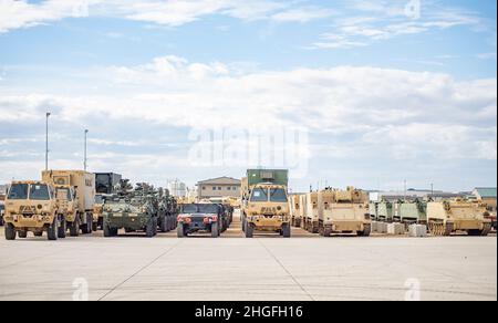 Soldaten des Kampfteams der Kavalleriebrigade 116th laden im Oktober mehr als 400 Militärfahrzeuge und Ausrüstung für den Schienenverkehr zu ein- und Vormobilisierungsorten aus dem Orchard Combat Training Center der Idaho Army National Guard. Die Triebkopfoperationen unterstützten den Start der CBCT 116th für den Einsatz nach Westasien für die Operation Spartan Shield im November. Mehr als 250 Bürgersoldaten der Nationalgarde der Idaho-Armee verließen Boise am 5. November 2020 zu einem 45-tägigen Training vor der Mobilisierung, bevor es nach Südwestasien ging. Stockfoto