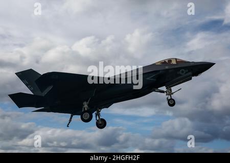 PHILIPPINISCHES MEER (Jan 19, 2022) eine F-35C Lightning II, die den "Black Knights" des Marine Fighter Attack Squadron (VMFA) 314 zugewiesen wurde, bereitet sich auf eine verhaftete Landung auf dem Flugdeck der USS Abraham Lincoln (CVN 72) vor. Abraham Lincoln, der als Teil der US-Pazifikflotte tätig ist, führt Schulungen durch, um eine freie und offene Region im Indo-Pazifik-Raum zu erhalten und zu schützen. (USA Navy Foto von Mass Communication Specialist 3rd Klasse Michael Singley) Stockfoto