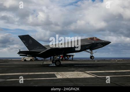 PHILIPPINISCHES MEER (Jan 19, 2022) eine F-35C Lightning II, die den 'Black Knights' of Marine Fighter Attack Squadron (VMFA) 314 zugewiesen wurde, landet auf dem Flugdeck der USS Abraham Lincoln (CVN 72). Abraham Lincoln, der als Teil der US-Pazifikflotte tätig ist, führt Schulungen durch, um eine freie und offene Region im Indo-Pazifik-Raum zu erhalten und zu schützen. (USA Navy Foto von Mass Communication Specialist 3rd Klasse Michael Singley) Stockfoto