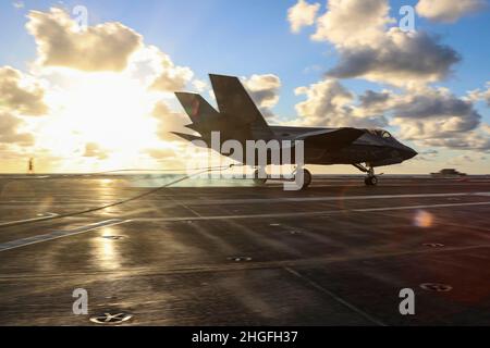 PAZIFISCHER OZEAN (Jan 18, 2022) eine F-35C Lightning II, die den „Black Knights“ des Marine Fighter Attack Squadron (VMFA) 314 zugewiesen wurde, landet auf dem Flugdeck der USS Abraham Lincoln (CVN 72). Abraham Lincoln, der als Teil der US-Pazifikflotte tätig ist, führt Schulungen durch, um eine freie und offene Region im Indo-Pazifik-Raum zu erhalten und zu schützen. (USA Navy Foto von Mass Communication Specialist 3rd Class Javier Reyes) Stockfoto