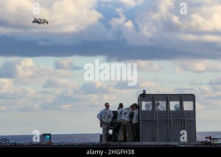 PAZIFISCHER OZEAN (Jan 18, 2022) Landebeamte beobachten die Flugoperationen auf dem Flugdeck der USS Abraham Lincoln (CVN 72). Abraham Lincoln, der als Teil der US-Pazifikflotte tätig ist, führt Schulungen durch, um eine freie und offene Region im Indo-Pazifik-Raum zu erhalten und zu schützen. (USA Navy Foto von Mass Communication Specialist 3rd Class Javier Reyes) Stockfoto